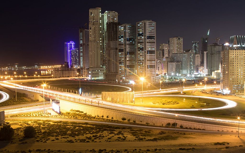 شوارع منطقة النهدة الشارقة ليلًا