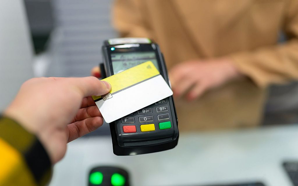 بطاقة دفع كريدت كارد وآلة دفع بنكية
