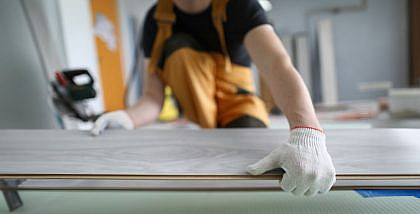 شخص يركب أرضيات باركيه