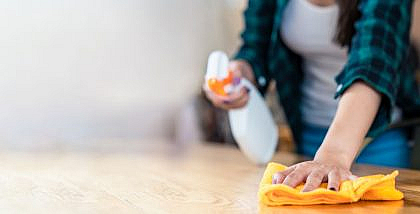سيدة تقوم بالتنظيف