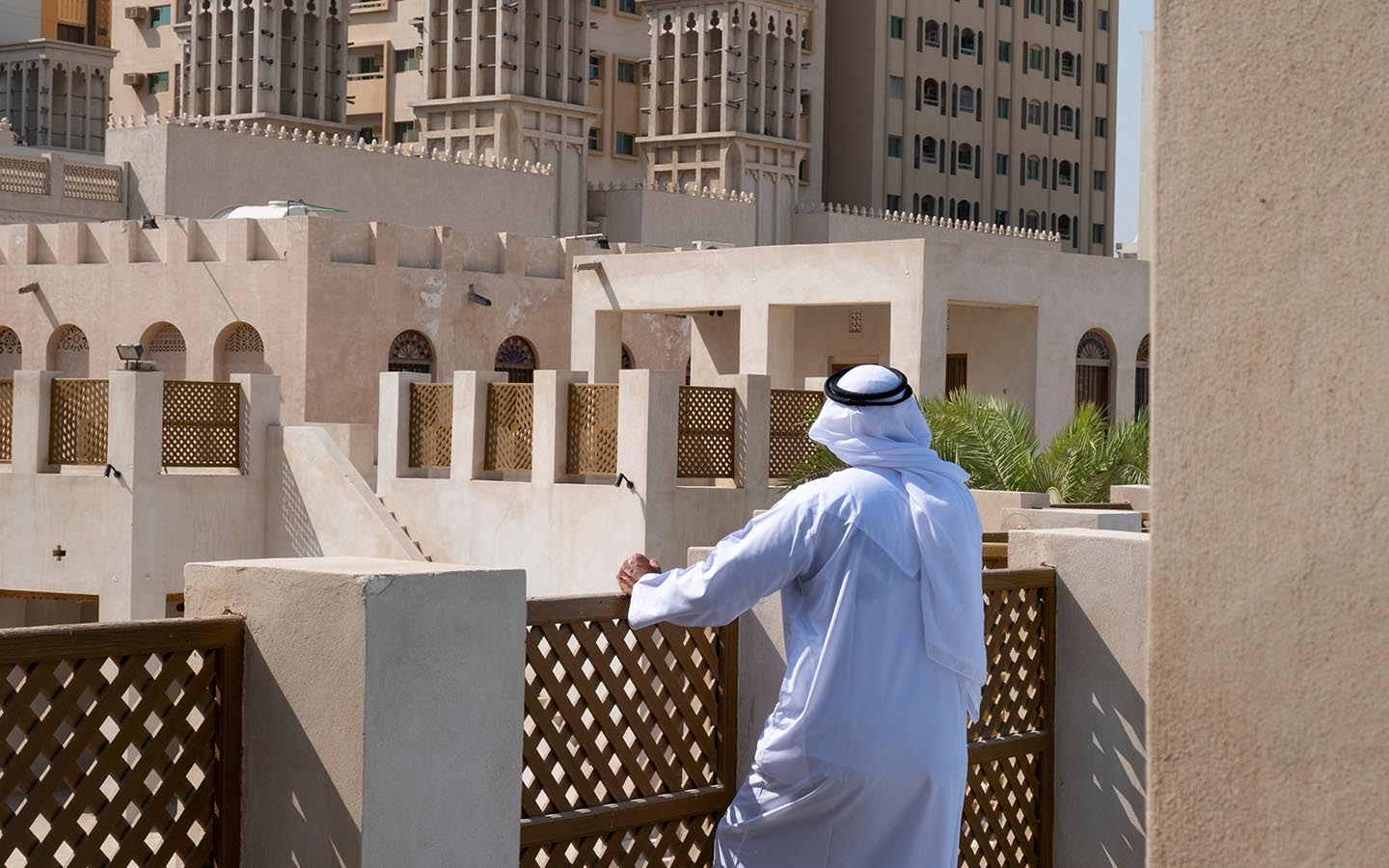 رجل ينضر الى عقارات