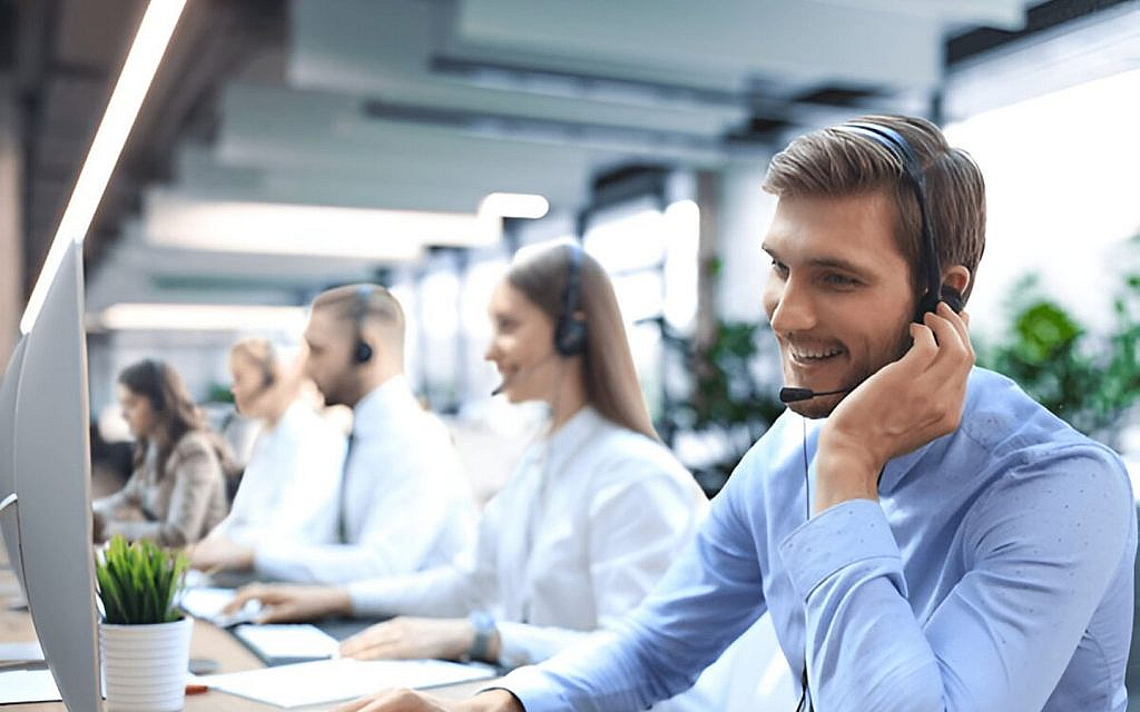 A call centre agent recieving call of a senior citizen 