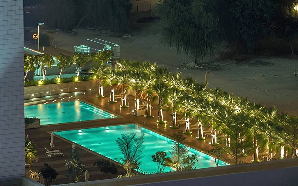 Pool lighting should be according to set safety standards in Dubai