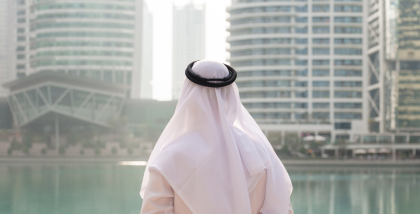 رجل ينظر الى أبراج
