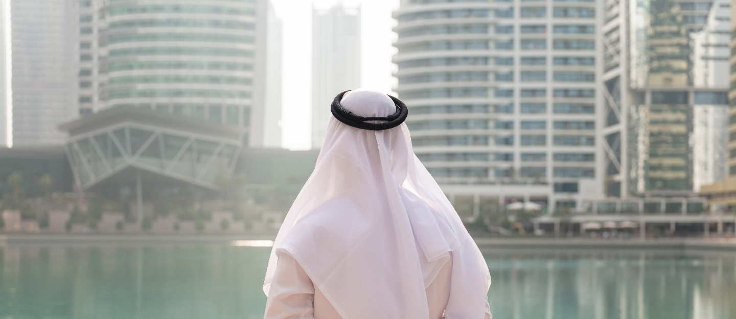 رجل ينظر الى أبراج