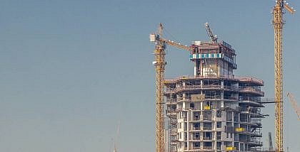 مبنى قيد الإنشاء