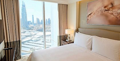 غرف نوم بنمط فندقي مطلة