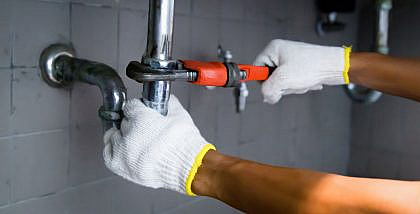 شخص يصلح أنبوب