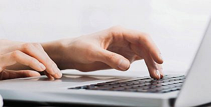 شخص يستخدم جهاز لابتوب