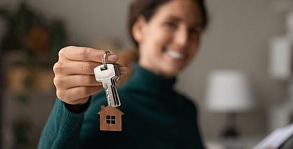 مرأة تحمل مفتاح منزل