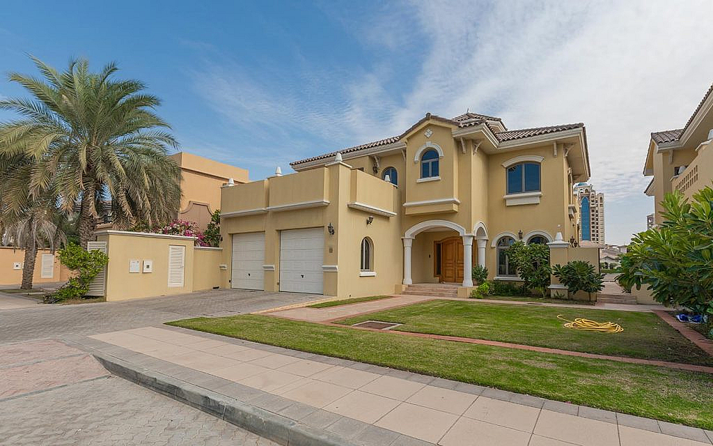 jebel ali is an option to buy or rent villas near the Route 2020 public transit