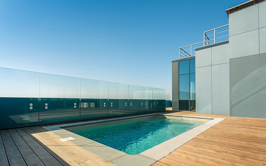 مسبح داخل شقة