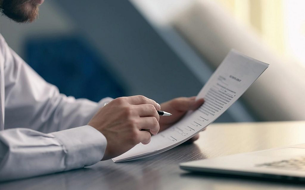 شخص يقرأ ويتحقق من أوراق