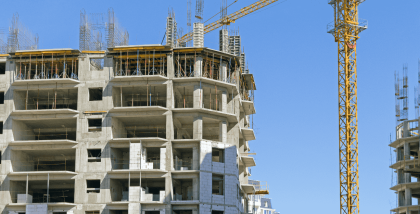 مبنى سكني قيد الإنشاء