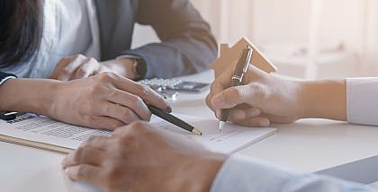 شخصان يوقعان على أوراق