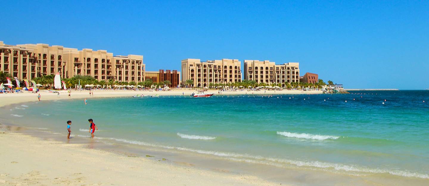 شاطئ في الإمارات