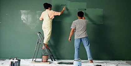 ورق الجدران أم الطلاء