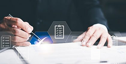 شخص أمام لوحة ذكاء اصطناعي