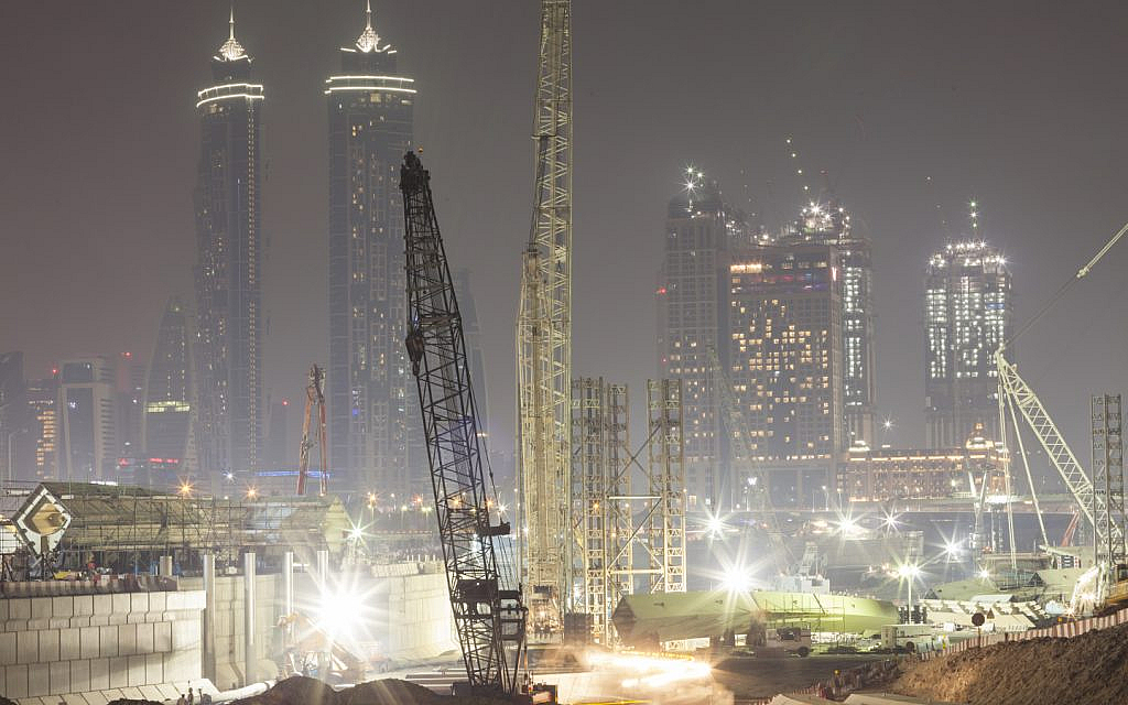 رافعات وأعمال بناء في الليل