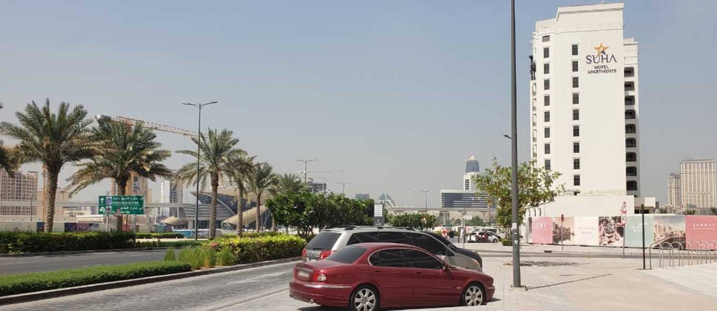 سيارة وبرج