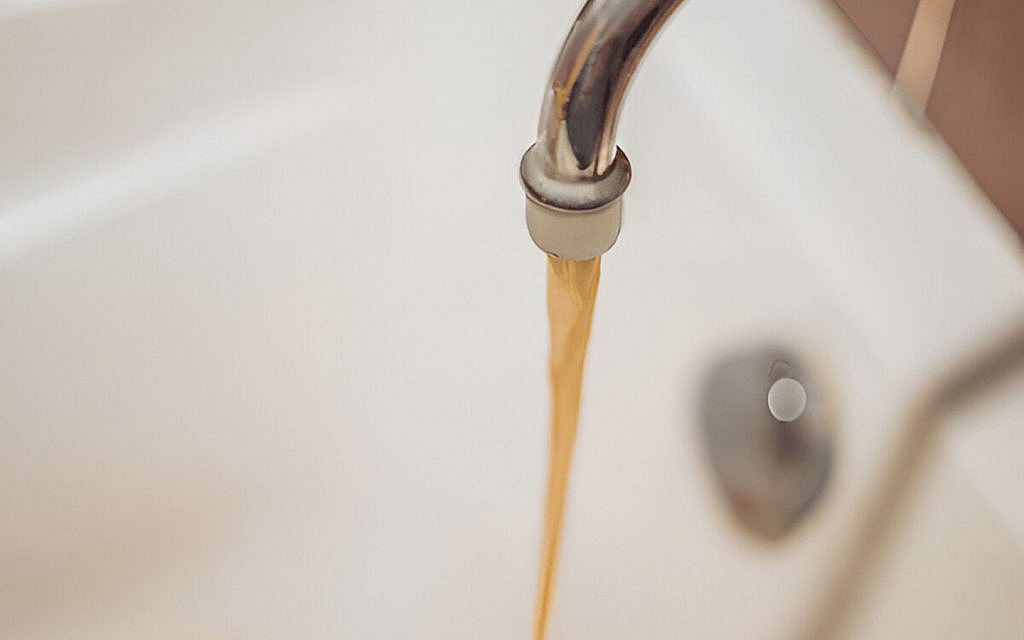 Brown water from the tap showing tank built up