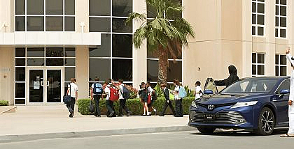 طلاب خارجين من مدرسة