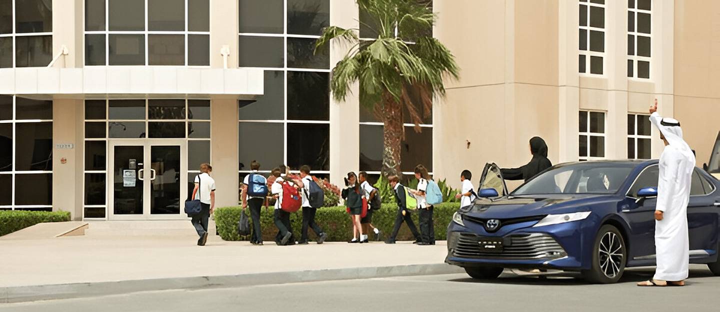 طلاب خارجين من مدرسة