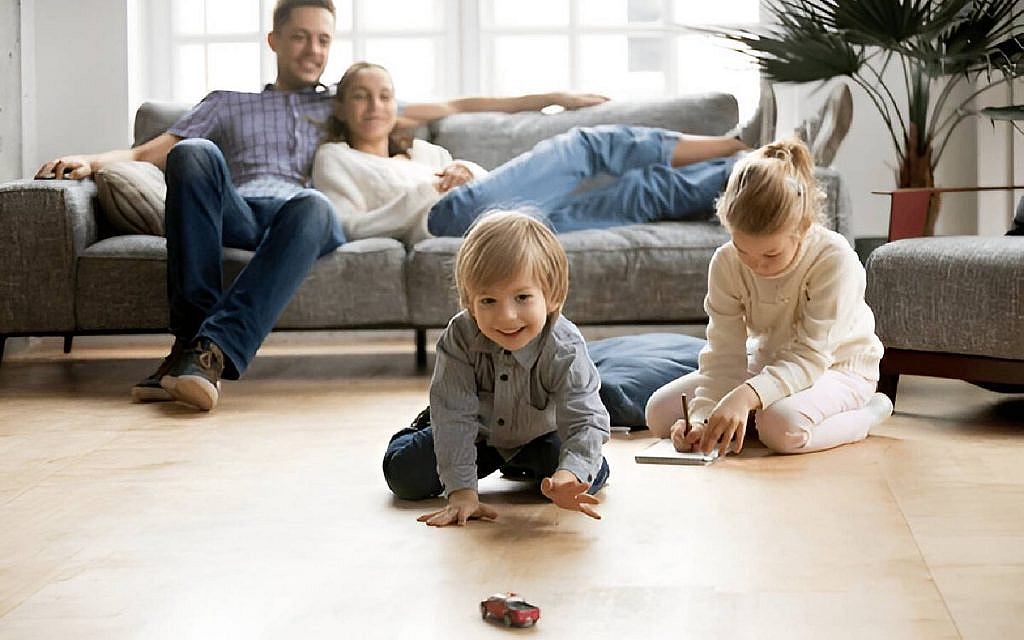 عائلة تلعب سوياً