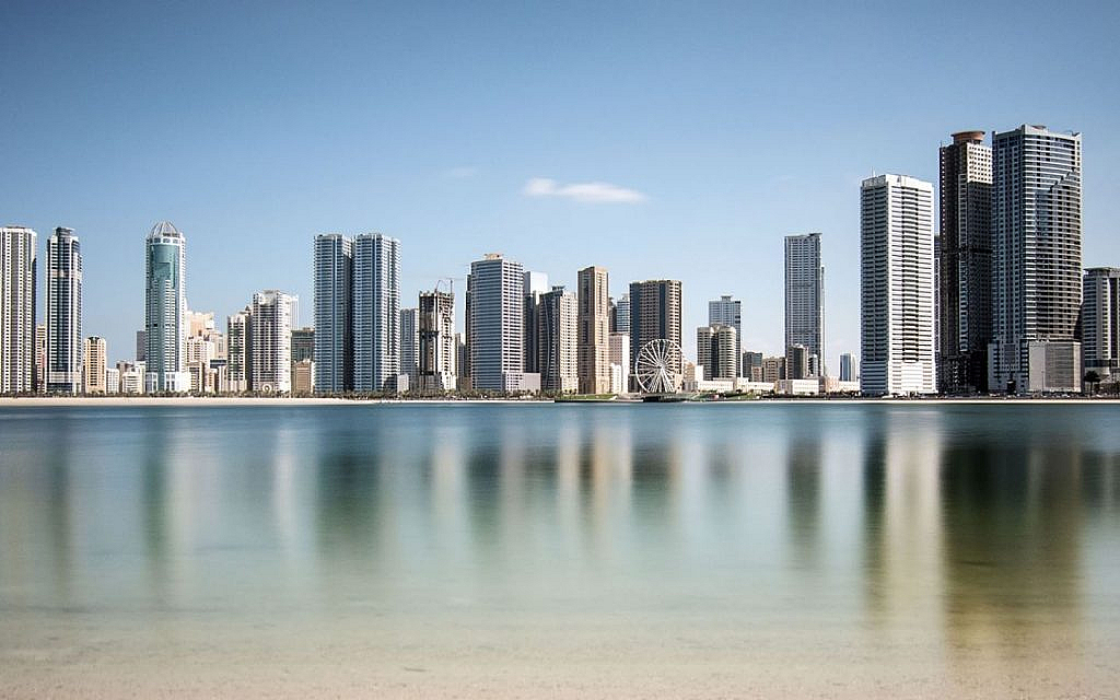 أبراج سكنية بإطلالة بحرية