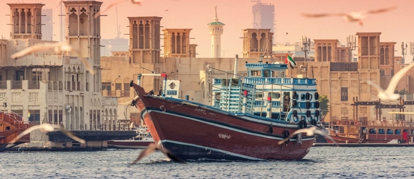 قارب في بحر