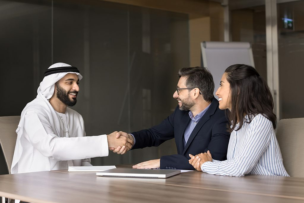 أفراد يتفقون في مكتب