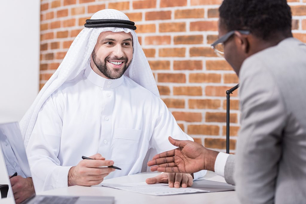 شخصان يتفقان في مكتب