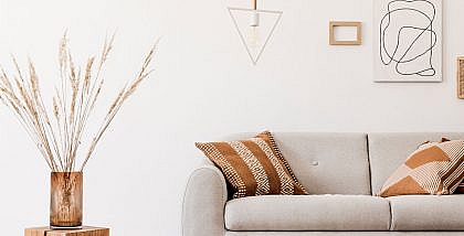 أريكة بجانب الحائط