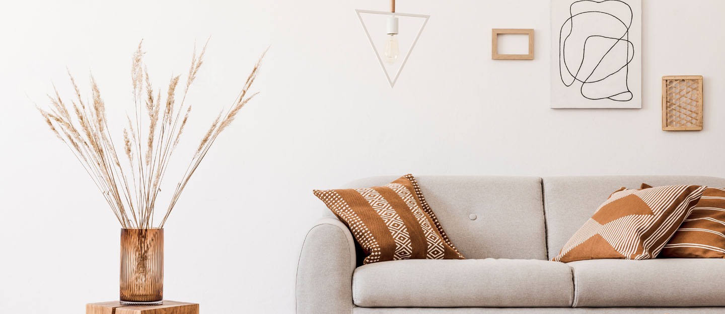 أريكة بجانب الحائط