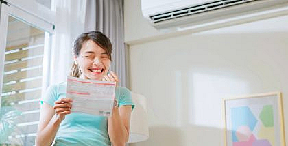 سيدة سعيدة بفاتورة كهرباء منخفضة