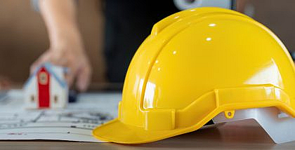 قبعة مهندس ومخططات معمارية