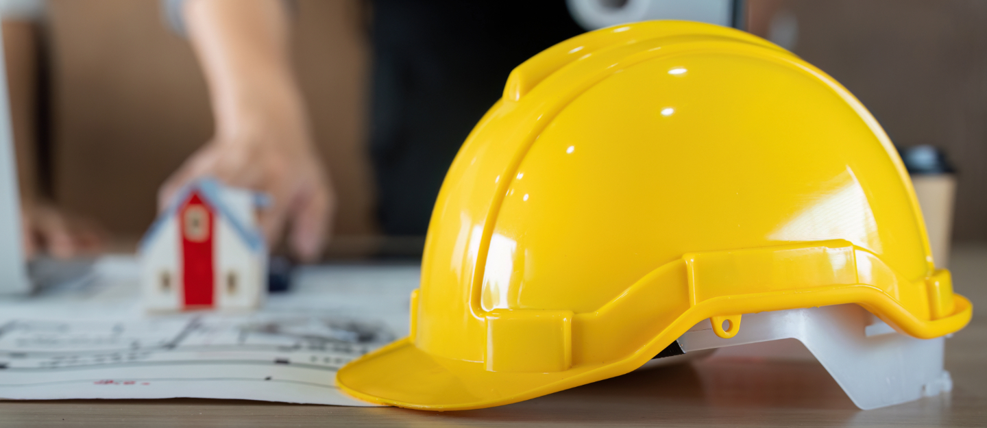 قبعة مهندس ومخططات معمارية