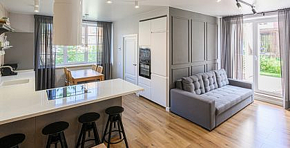 مطبخ مفتوح على صالة