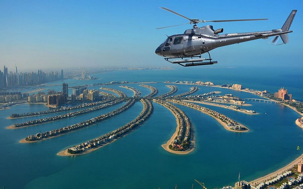 طائرة فوق نخلة جميرا