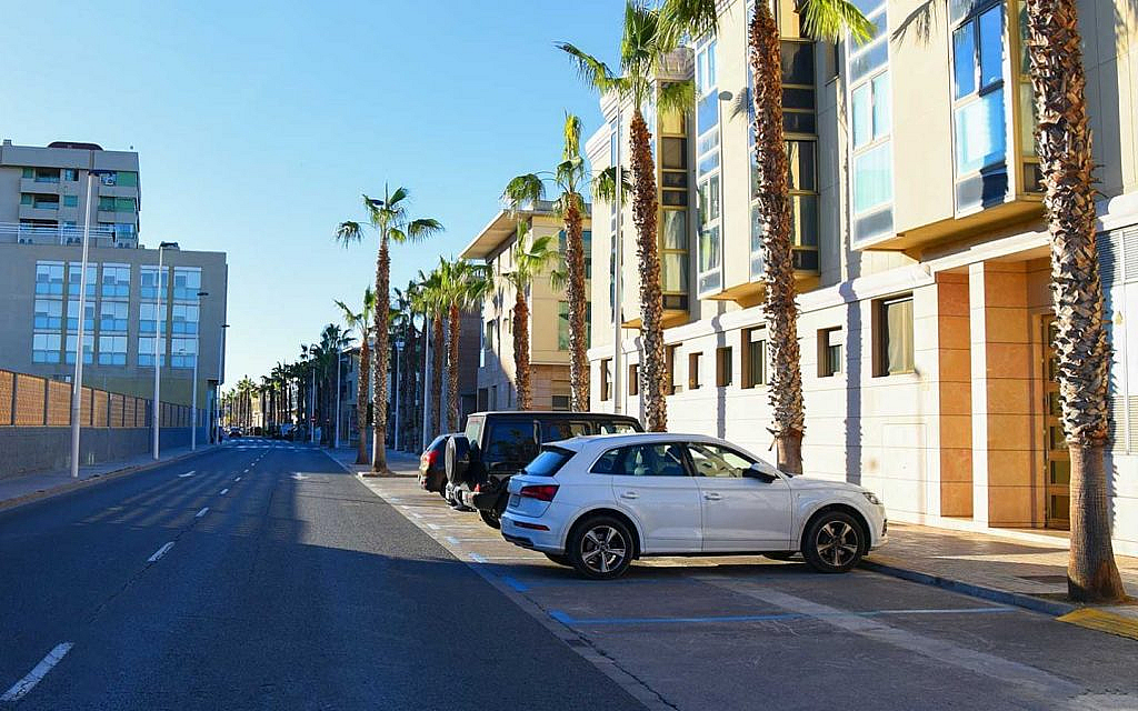 مواقف سيارات أمام عقارات سكنية