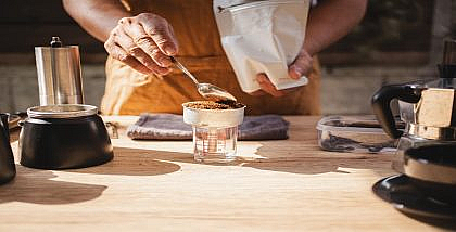 شخص يحضر قهوة