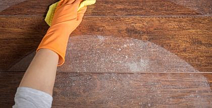 غبار على طاولة خشبية