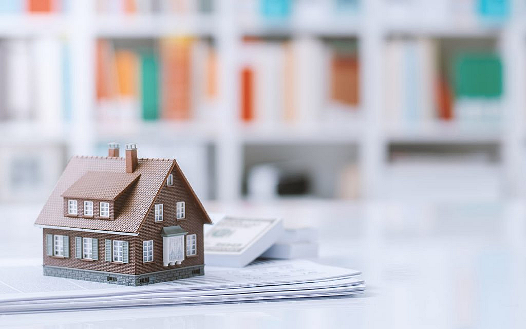 مجسم منزل ومخططات عقارية وحزم أموال