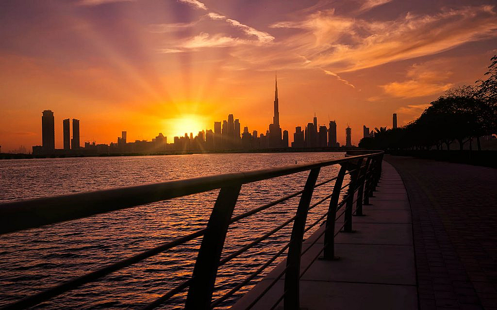 ممشى كورنيش مُطل على برج خليفة