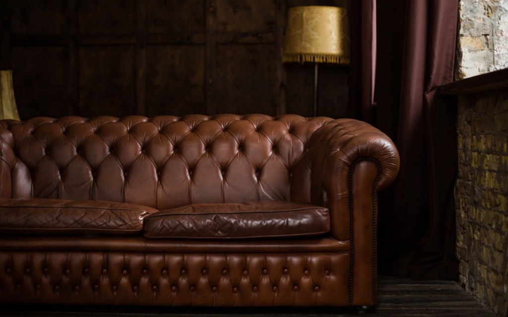 كنب جلد بني