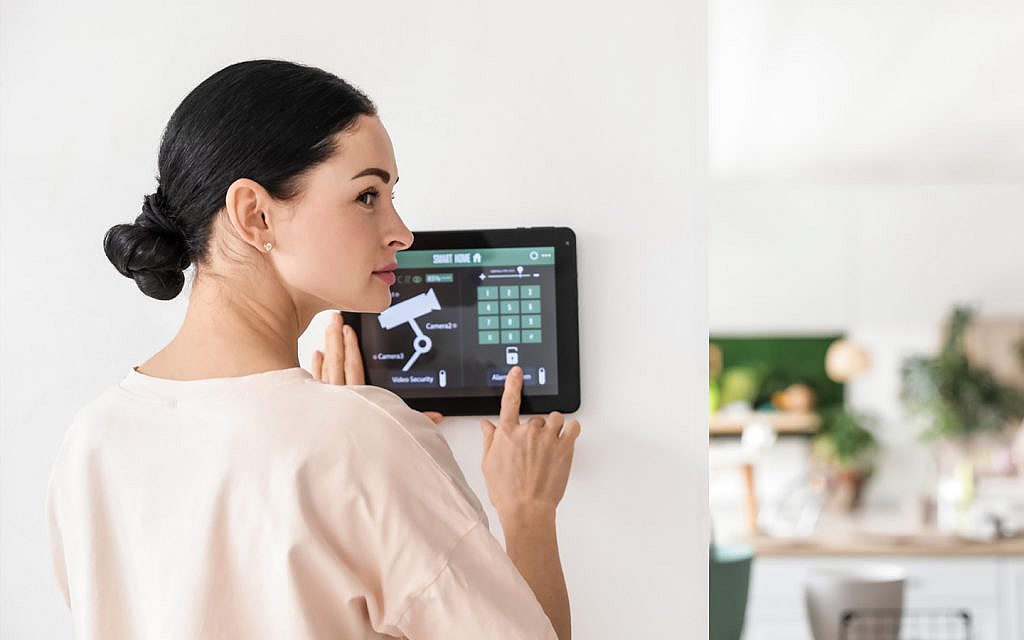 سيدة تتحكم في المنزل الذكي