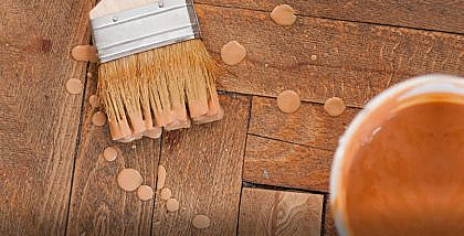 فرشاة طلاء على الخشب