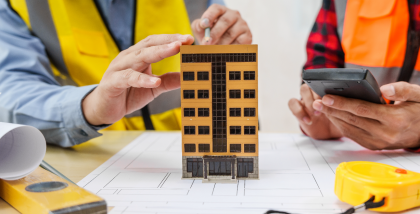 رجلين امام مجسم هندسي