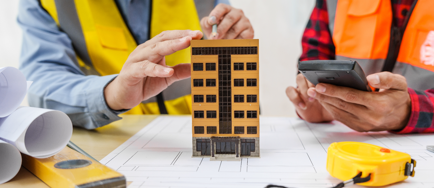رجلين امام مجسم هندسي