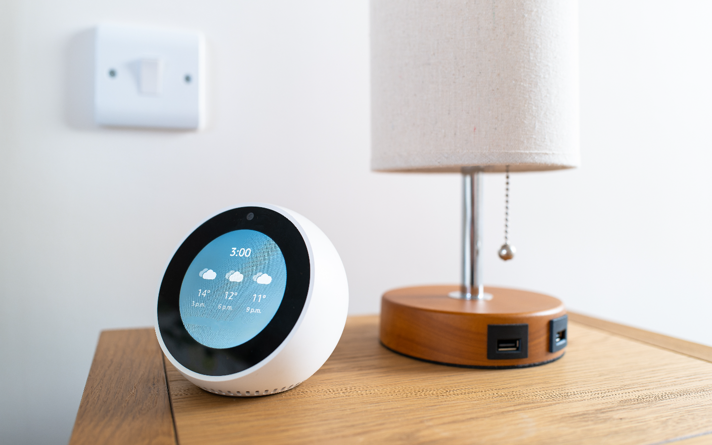 جهاز Alexa الذكي مع ضوء طاولة